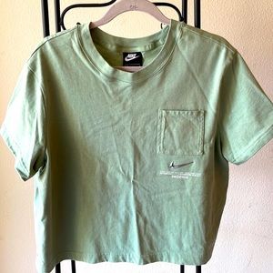 Nike Cropped Tshirt - L